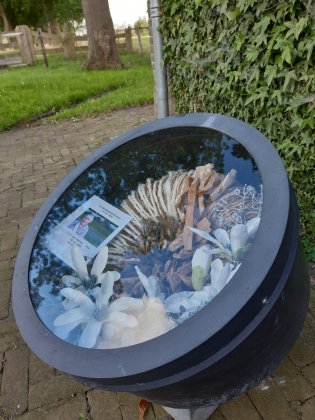 Graftrommel met krans uit Leusden