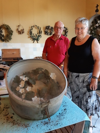 De overhandiging van de trommel door de heer Jan Ruurd en mevrouw Cobie Dijkstra uit Wolvega