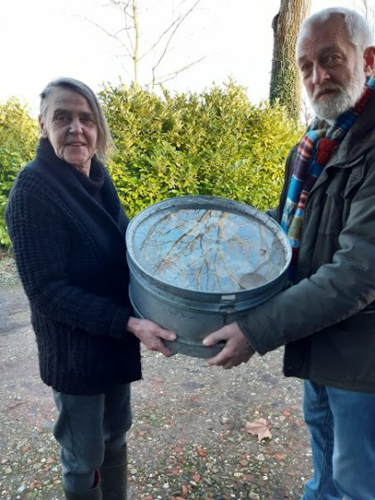 Overhandiging graftrommel door mevrouw Alice Jongbloed