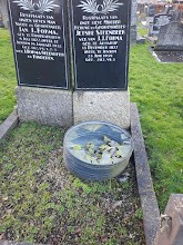 Laatste graftrommel op de begraafplaats Irnsum